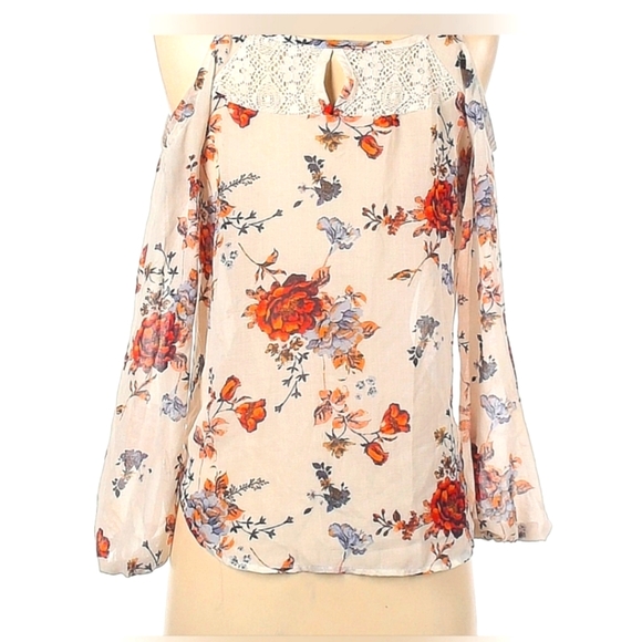 BEAUTIFUL DAINTY TOP WITH SHOULDER CUTOUTS size Sm - Picture 2 of 4